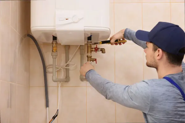 تعمیرکار پکیج در حال تعمیر