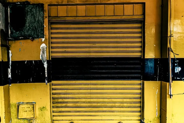 Garage Door Repair Near Me: Red Flags to Avoid