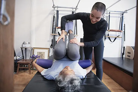 Why More People in Noida Are Choosing Physiotherapy Over Painkillers