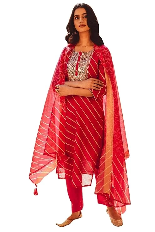 Bringing tradition and fashion together: Leheriya Suit Set collections with fusion flair