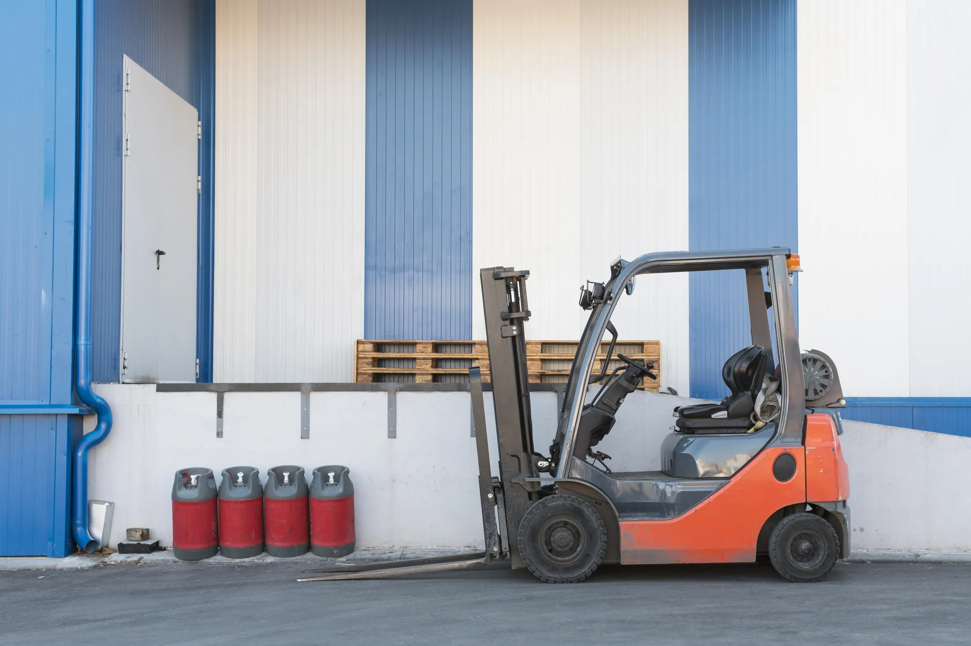 Choosing the Right Tailift Forklift Dealer for Business Success