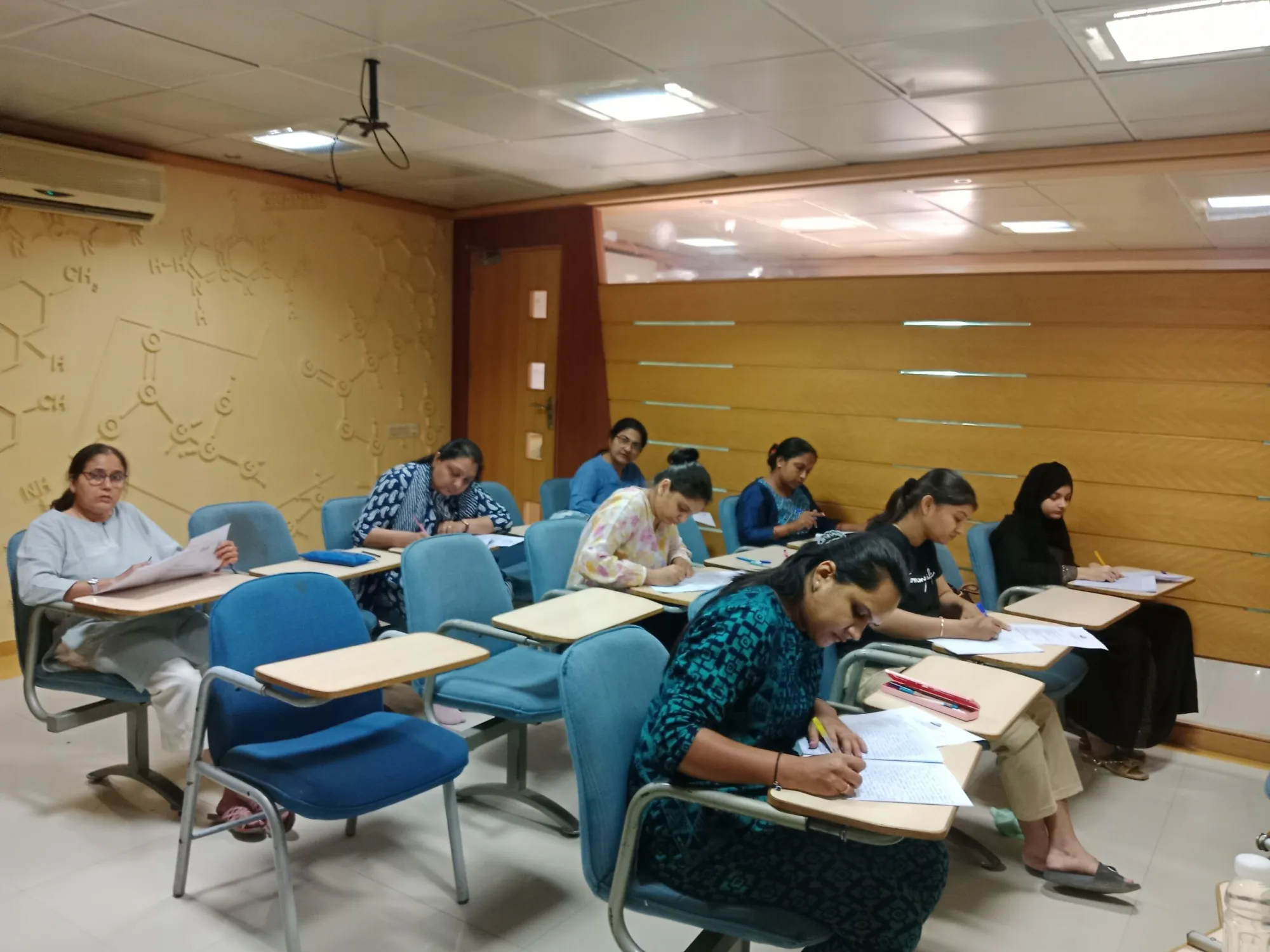 How do I choose the best Montessori teacher training institute in Gujarat?