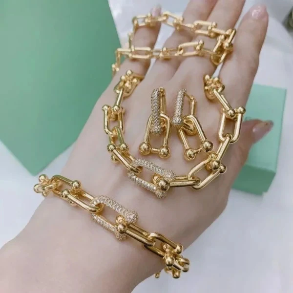 18K Gold Jewelry In Modern Design Is Catching Eyes of People