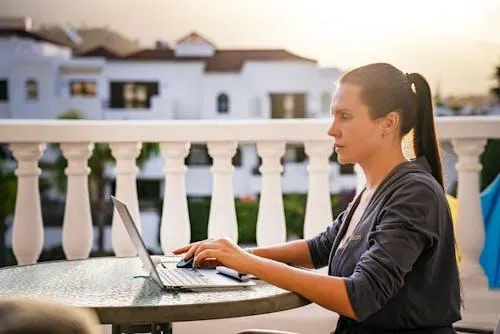 The Digital Nomad’s Guide to Healthcare: Staying Compliant Across State Lines