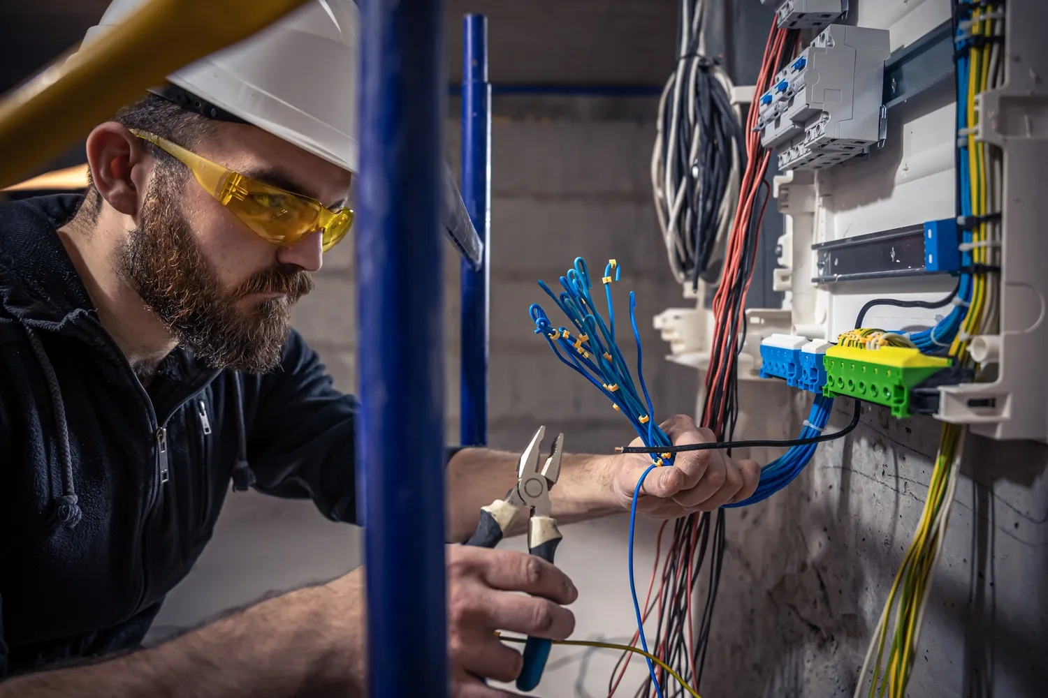 Benefits of Working with a Professional Manufacturer of Electrical Switchgear
