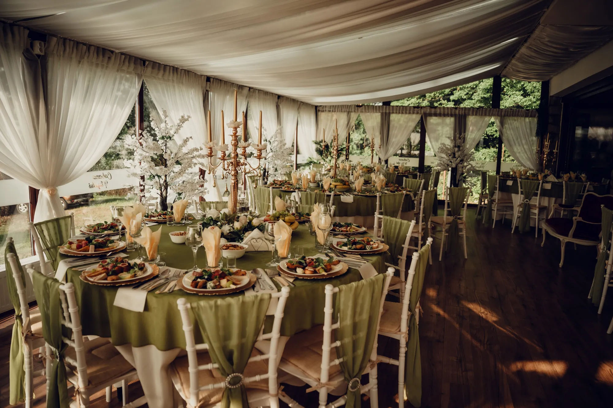 White Banquet Chair Features That Improve Daily Handling