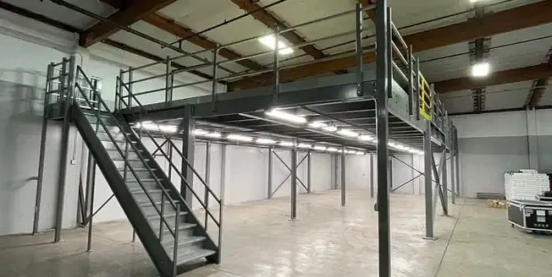 How a Warehouse Mezzanine Contractor Improves Warehouse Efficiency
