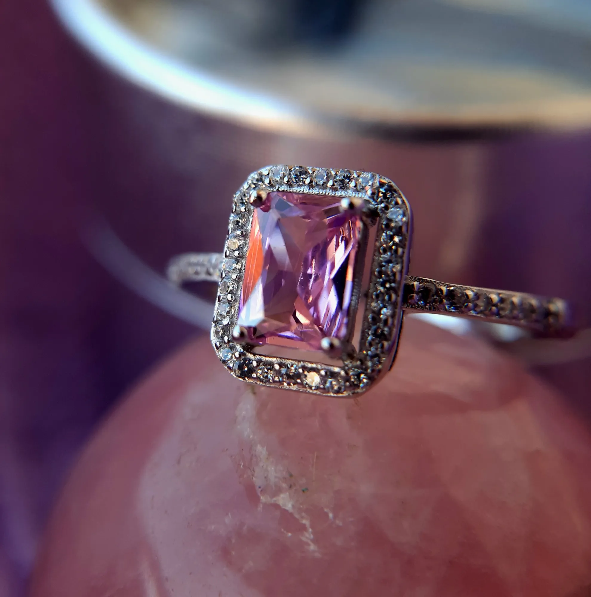 White Gold, Yellow Gold or Platinum: Which Metal Suits a Halo Engagement Ring?