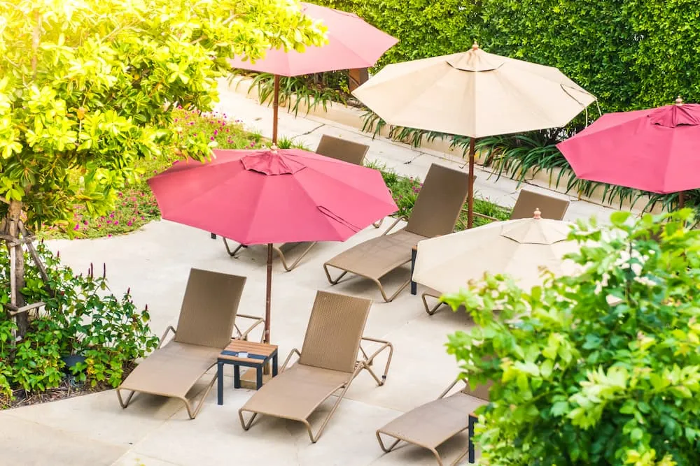 How Cantilevered Umbrellas Improve Comfort in Business Outdoor Spaces