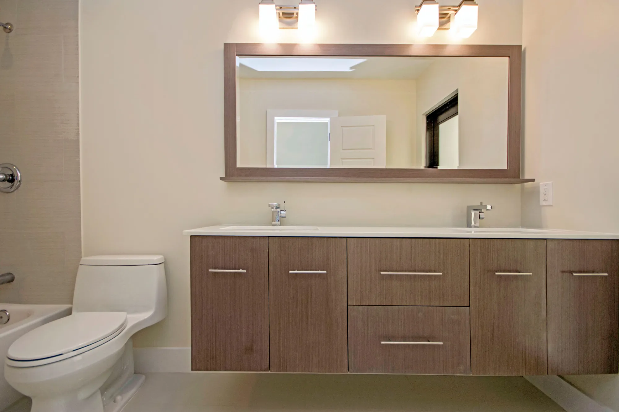 How Do Bathroom Vanities in Miami Improve Storage and Organization?