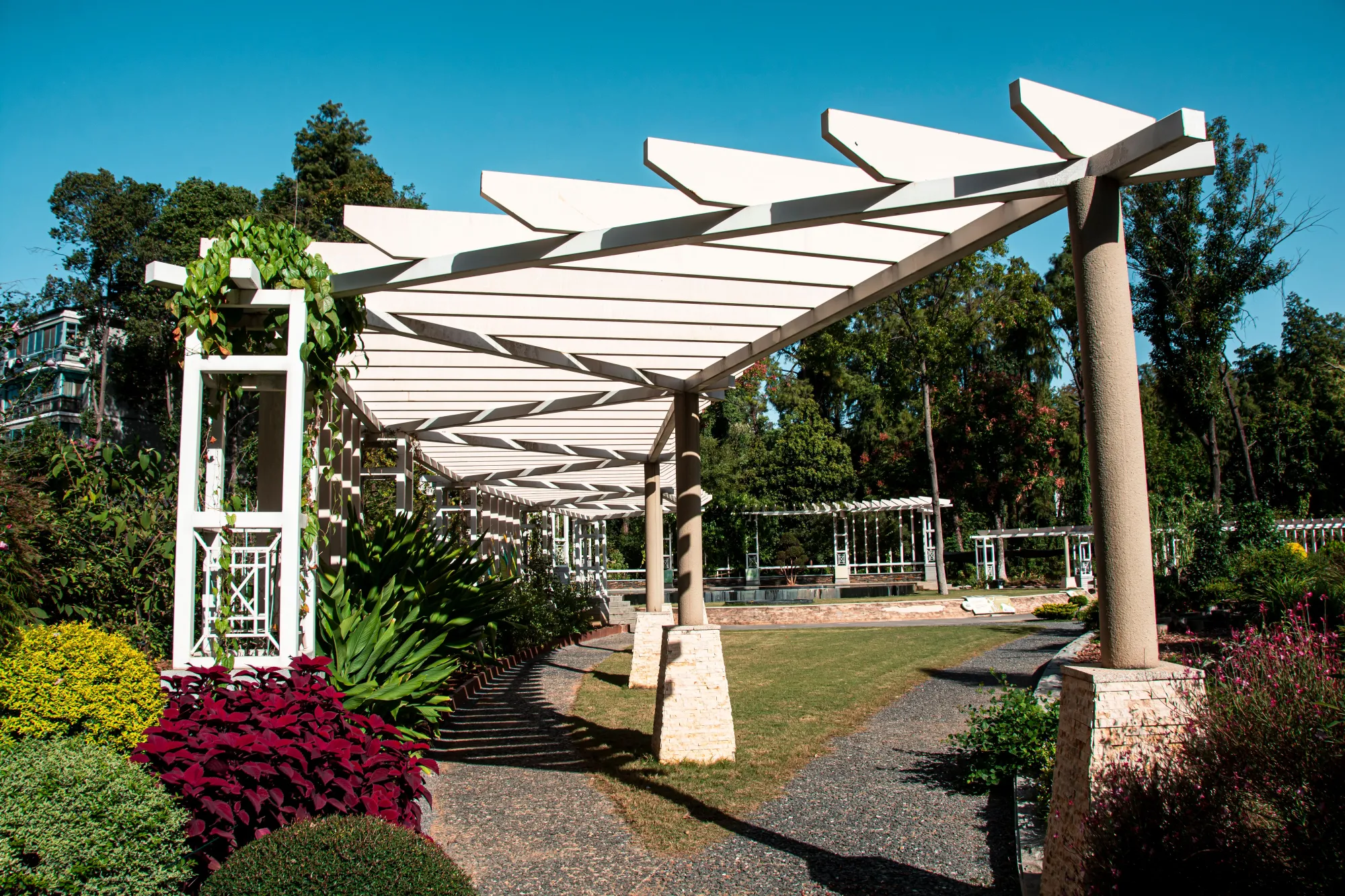 Modern Pergola Designs: Stylish Outdoor Roofing Solutions for Homes and Commercial Spaces