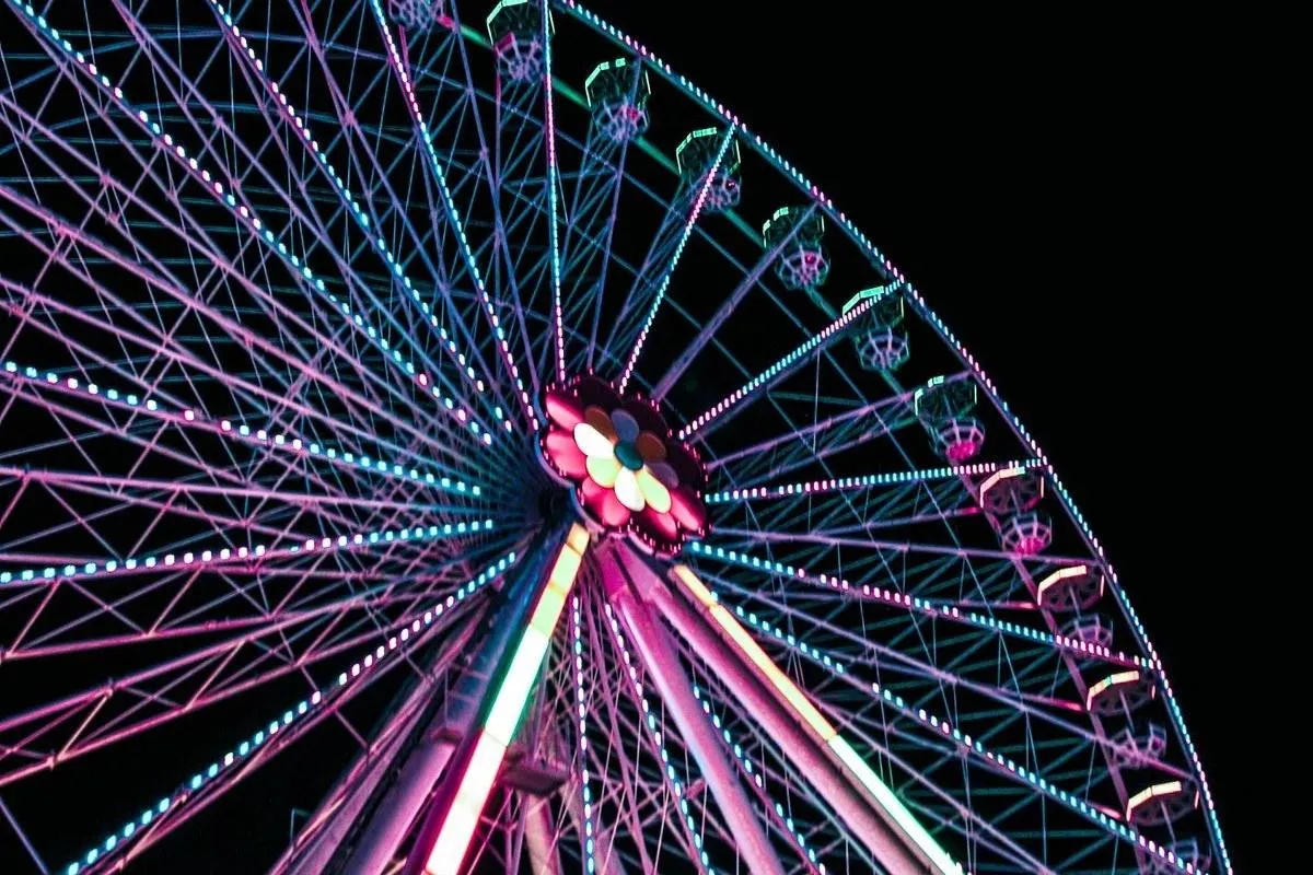 Illuminated observation wheel lighting up the Orlando night sky