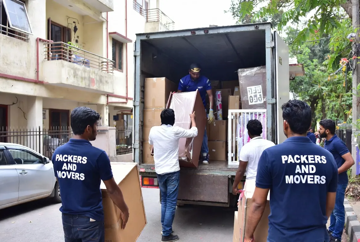 Qualities to Look for When Booking Packers and Movers in Surat for Home Shifting Services