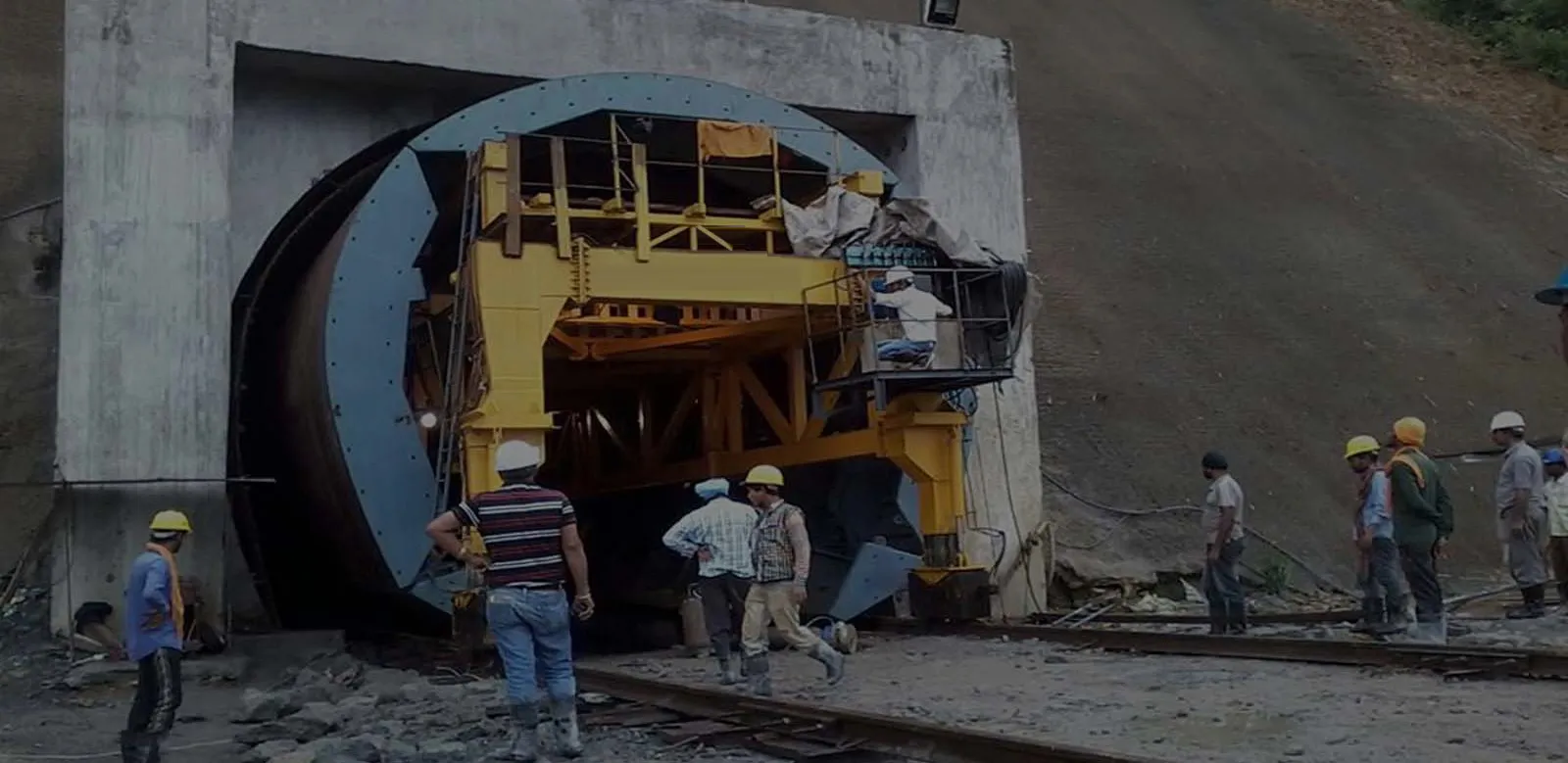 Slip Form Construction: Efficient and Skilled Construction via Constro System
