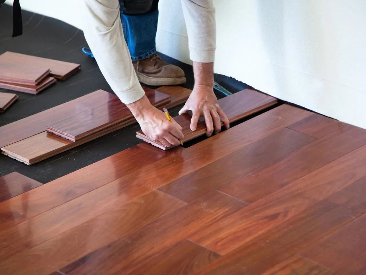 How to Choose the Right Hardwood Flooring Contractor for Your Home