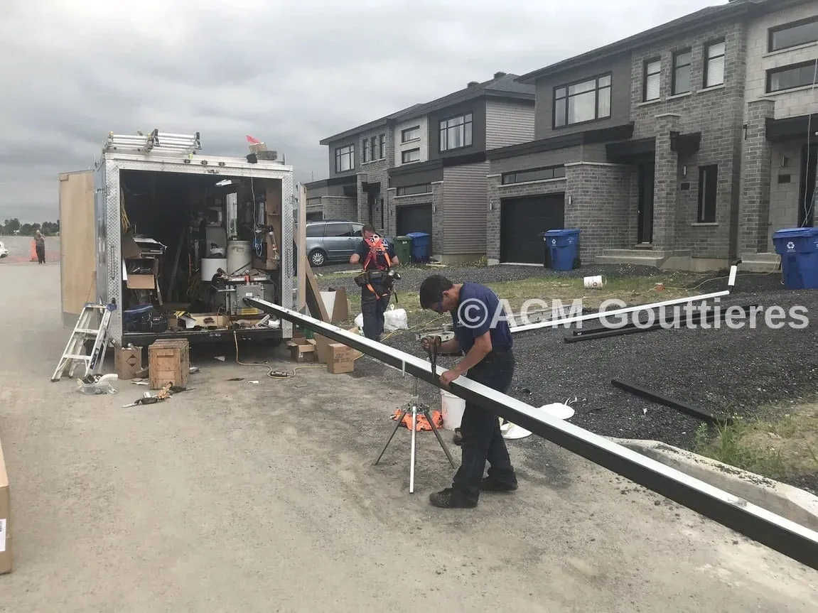Installation de gouttières sans joint Mercier et gouttières anti-pluie