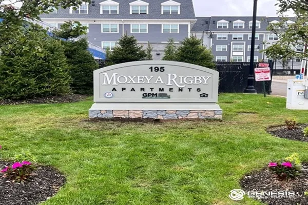 Monument Signs vs. Pylon Signs: Which Is Better for Long Island Businesses?