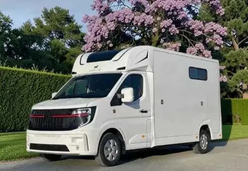 Camions de Transport de Chevaux Sur Mesure ou Standard : Quelle Option Offre le Meilleur Rapport Qualité-Prix à Long Terme ?