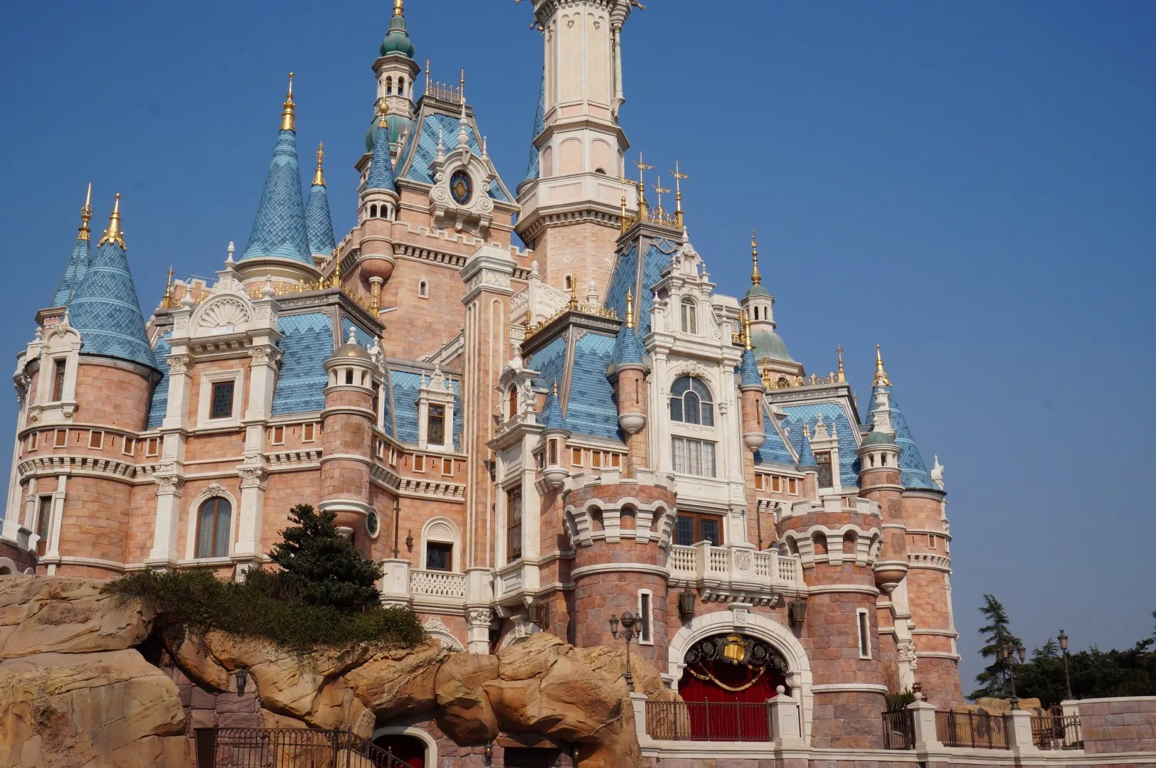 Disneyland Paris Tickets and the Best Attractions to Experience Across Two Parks
