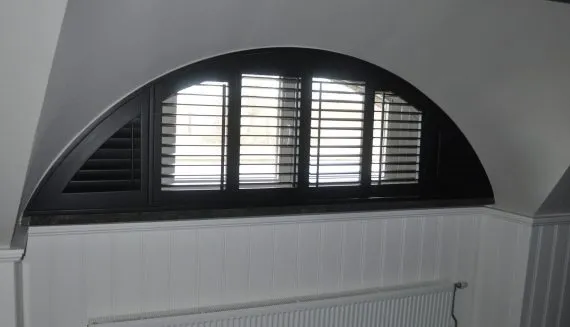 Zwarte Shutters: Moderne Raamdecoratie voor Elk Interieur
