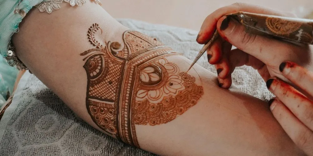 Full-Hand vs Minimal Bridal Henna: Which Design Should You Choose?