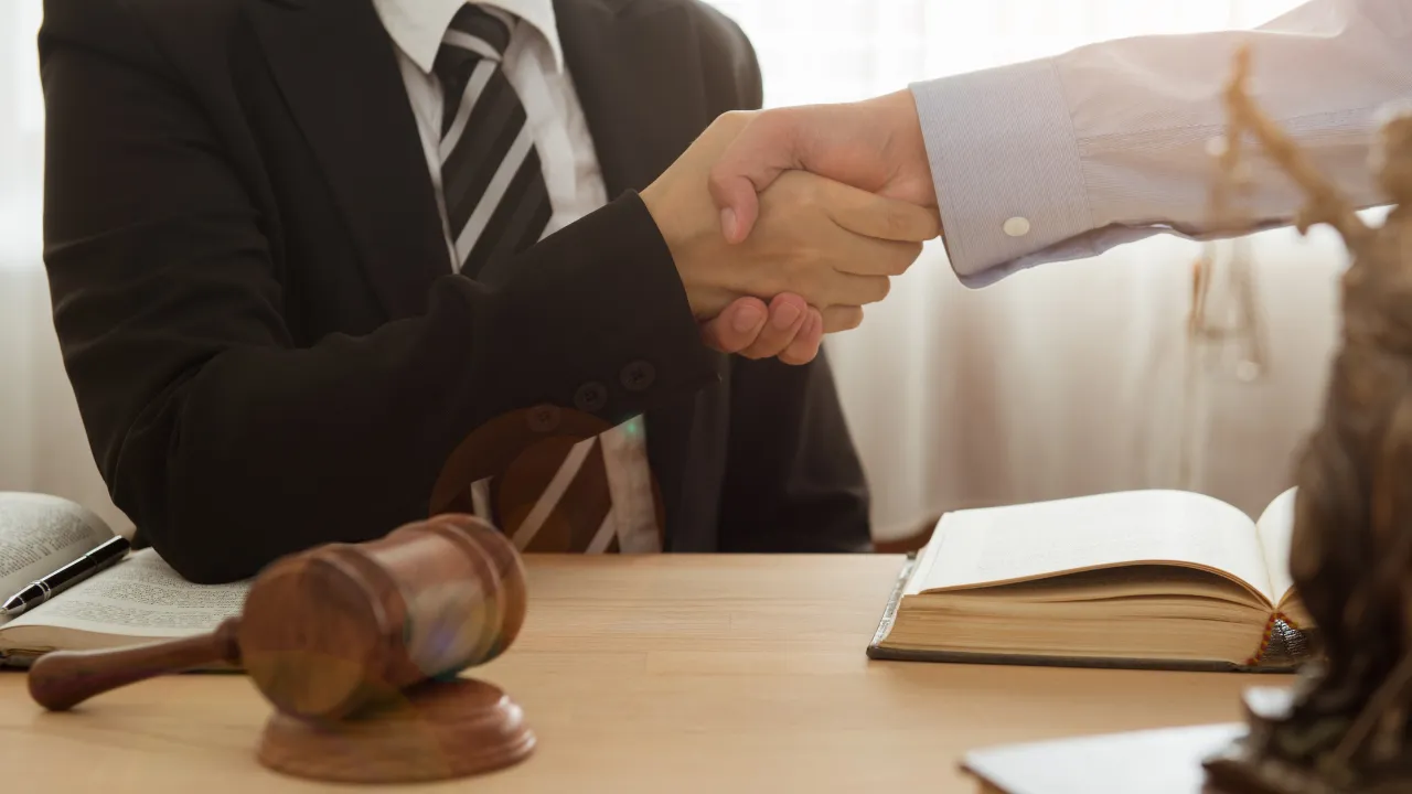When to Hire a Small Business Lawyer in Toronto