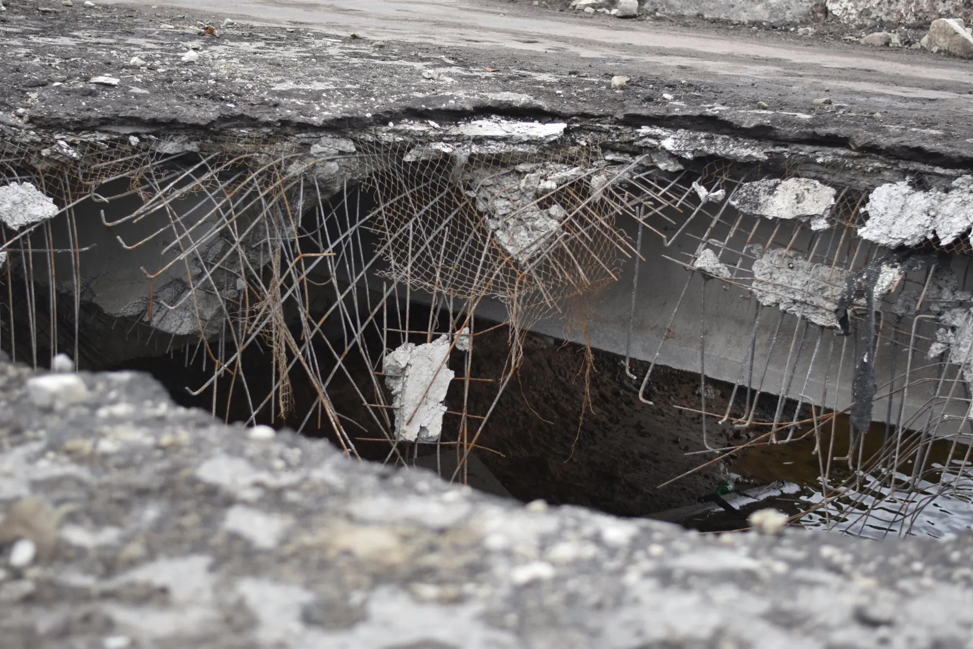 5 Warning Signs of Sinkhole Damage in Florida Homes (And What to Do Next)