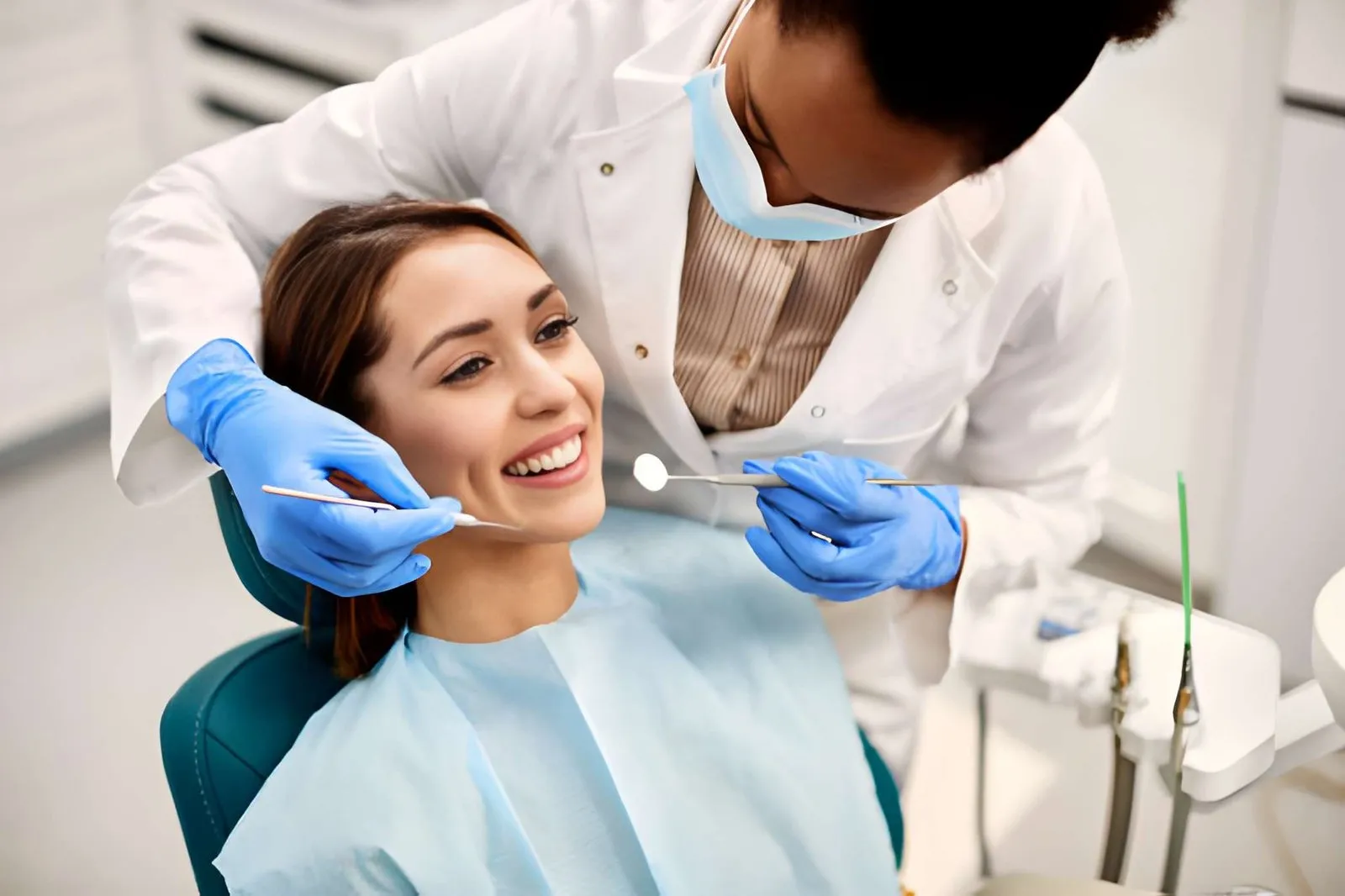 Comparing Composite Bonding and Veneers for a More Natural Smile