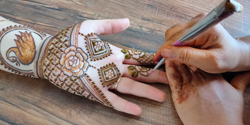 Minimalist Mehndi Designs in Dubai: Simple Ideas for Modern Brides
