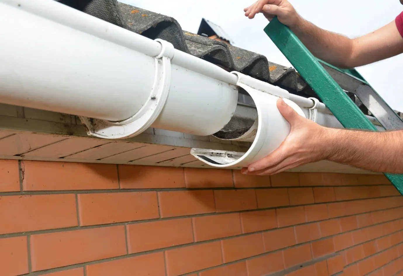 Gutter Guards in Cedar Rapids, IA: A Practical Guide to Cleaner Gutters