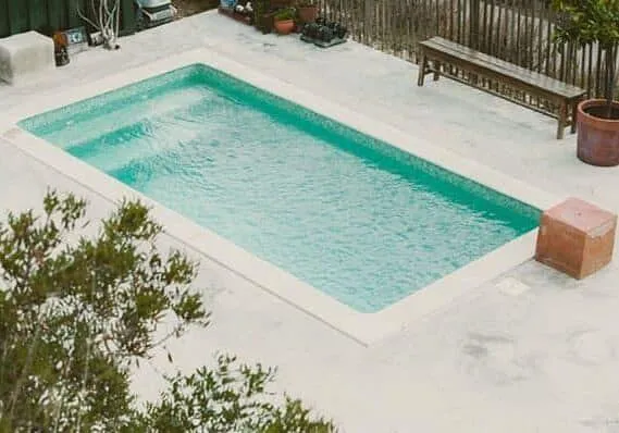 Planning a Successful Backyard Project With a Professional Swimming Pool Contractor