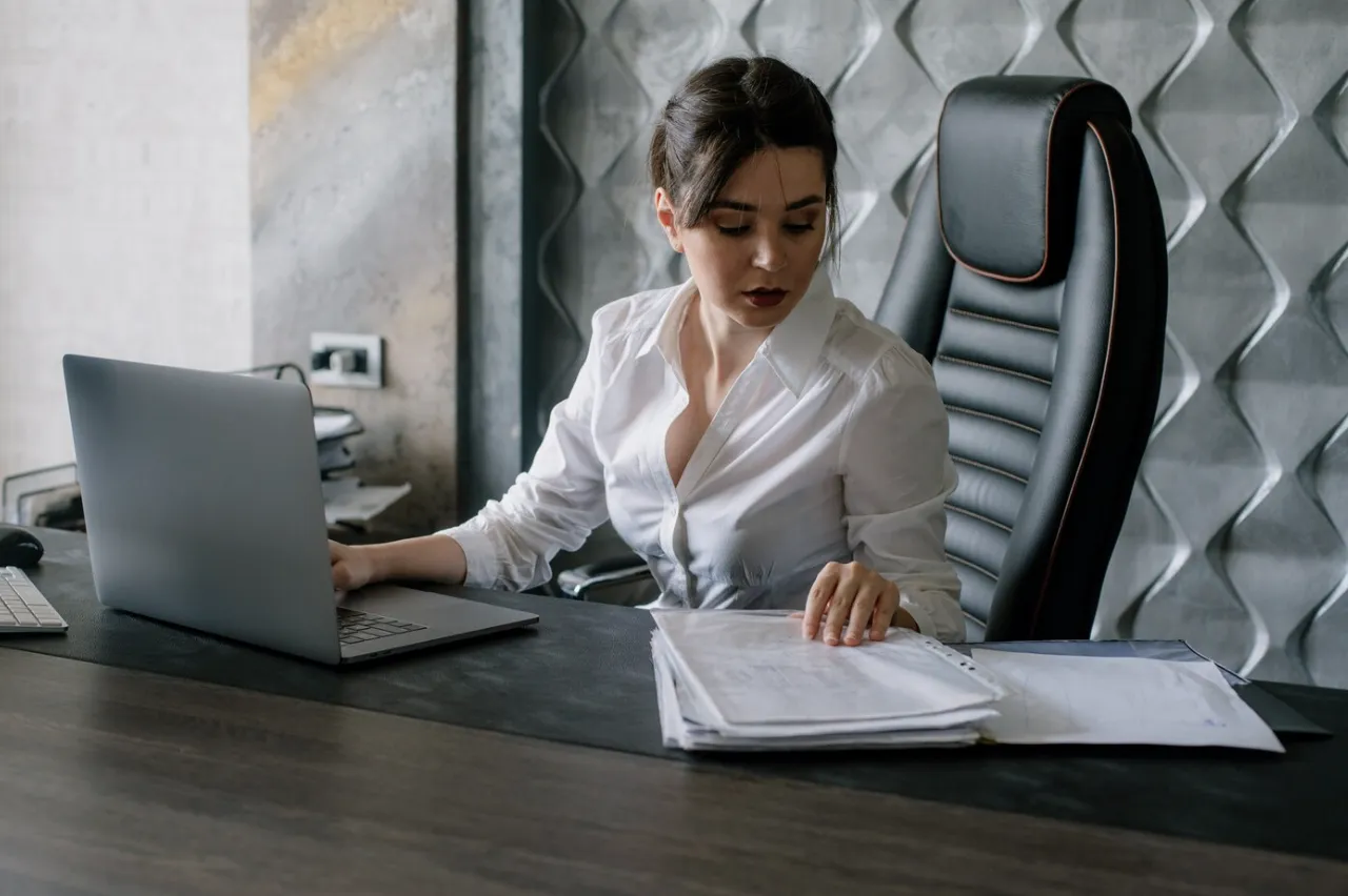 Raising Capital Through a Rule 506(b) or 506(c) Offering? Avoid These Costly Securities Law Mistakes