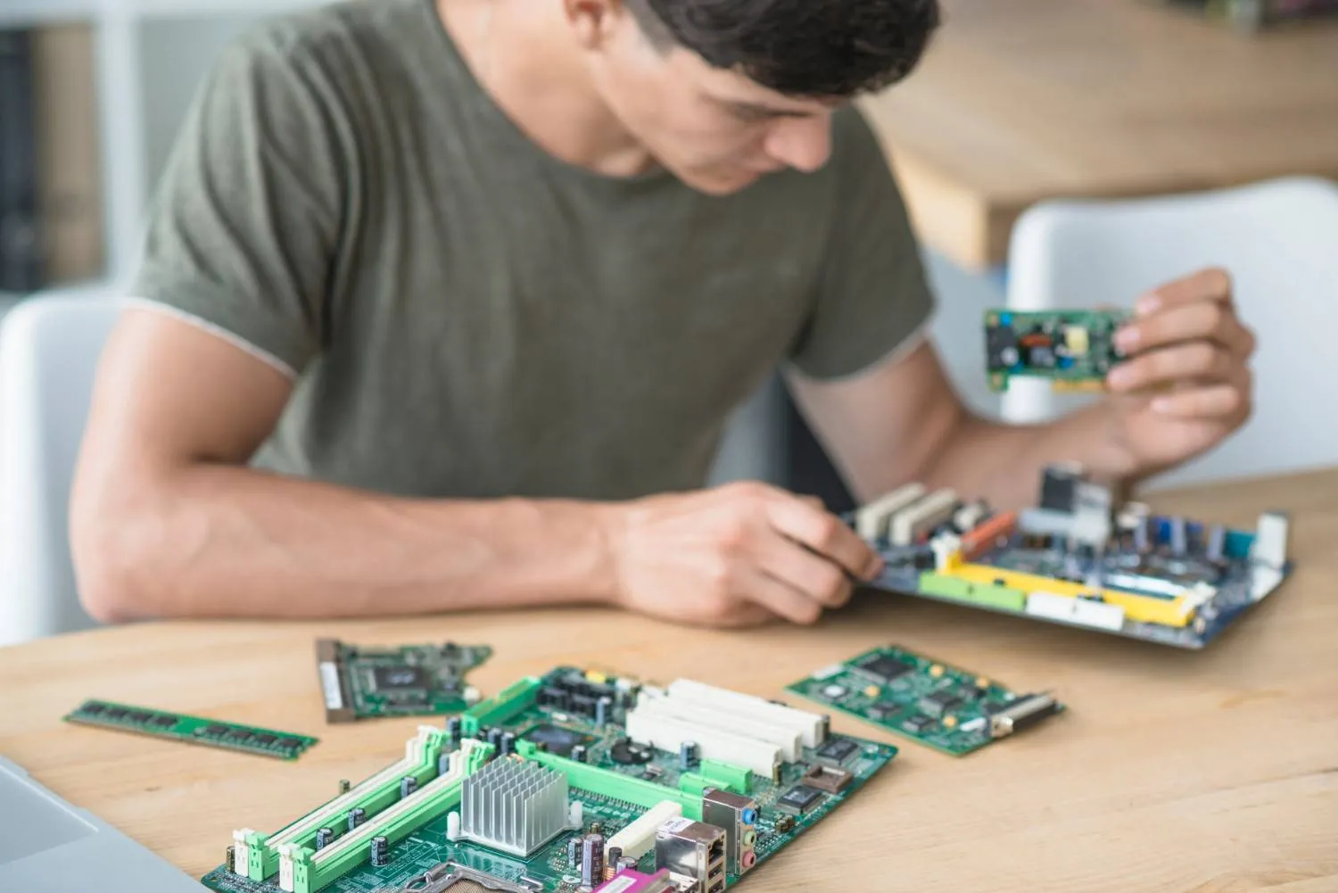 Top Chip Manufacturing Courses for Future Semiconductor Engineers