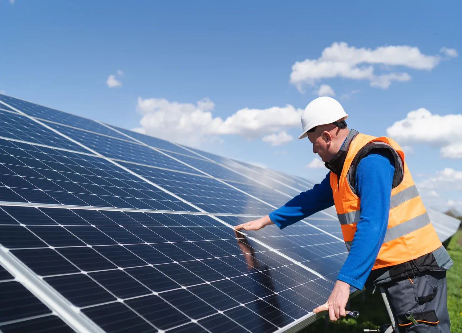 How Long Island Homeowners Can Plan Roofing Improvements Around Solar Panels