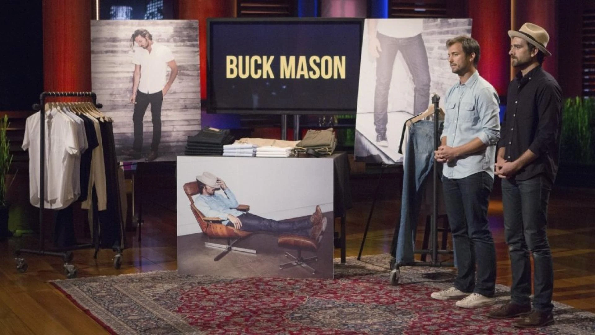 Mastering the Art of Style: How to Rock Oversized Graphic Tees