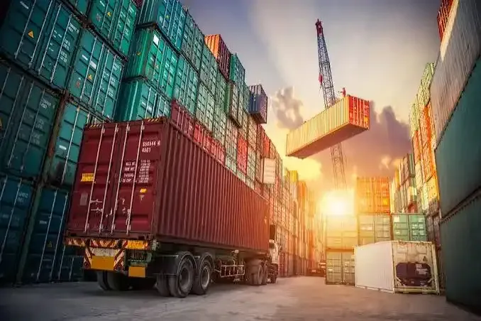 Transportation and Logistics Stocks: How Interest Rates Influence Freight and Financing