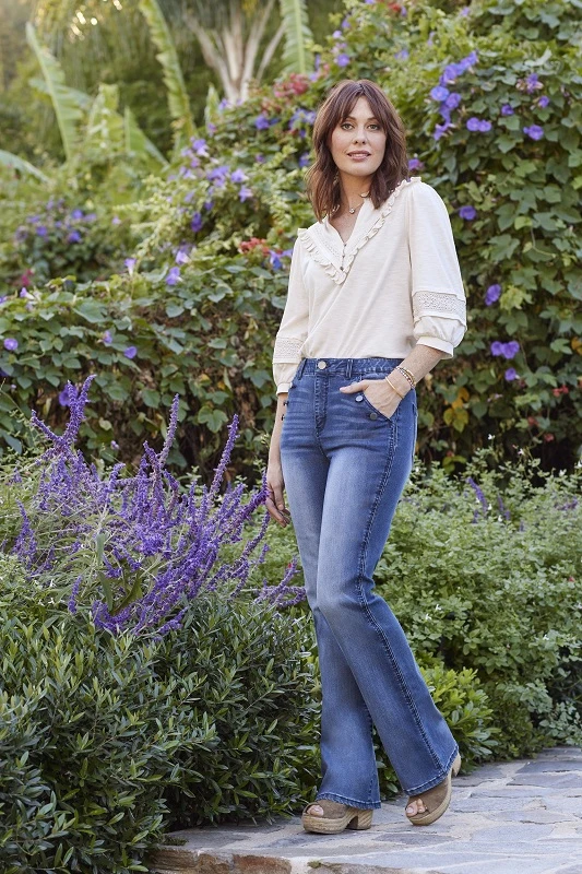 Two-Tone Jeans Are In—How Can You Style Them Best?
