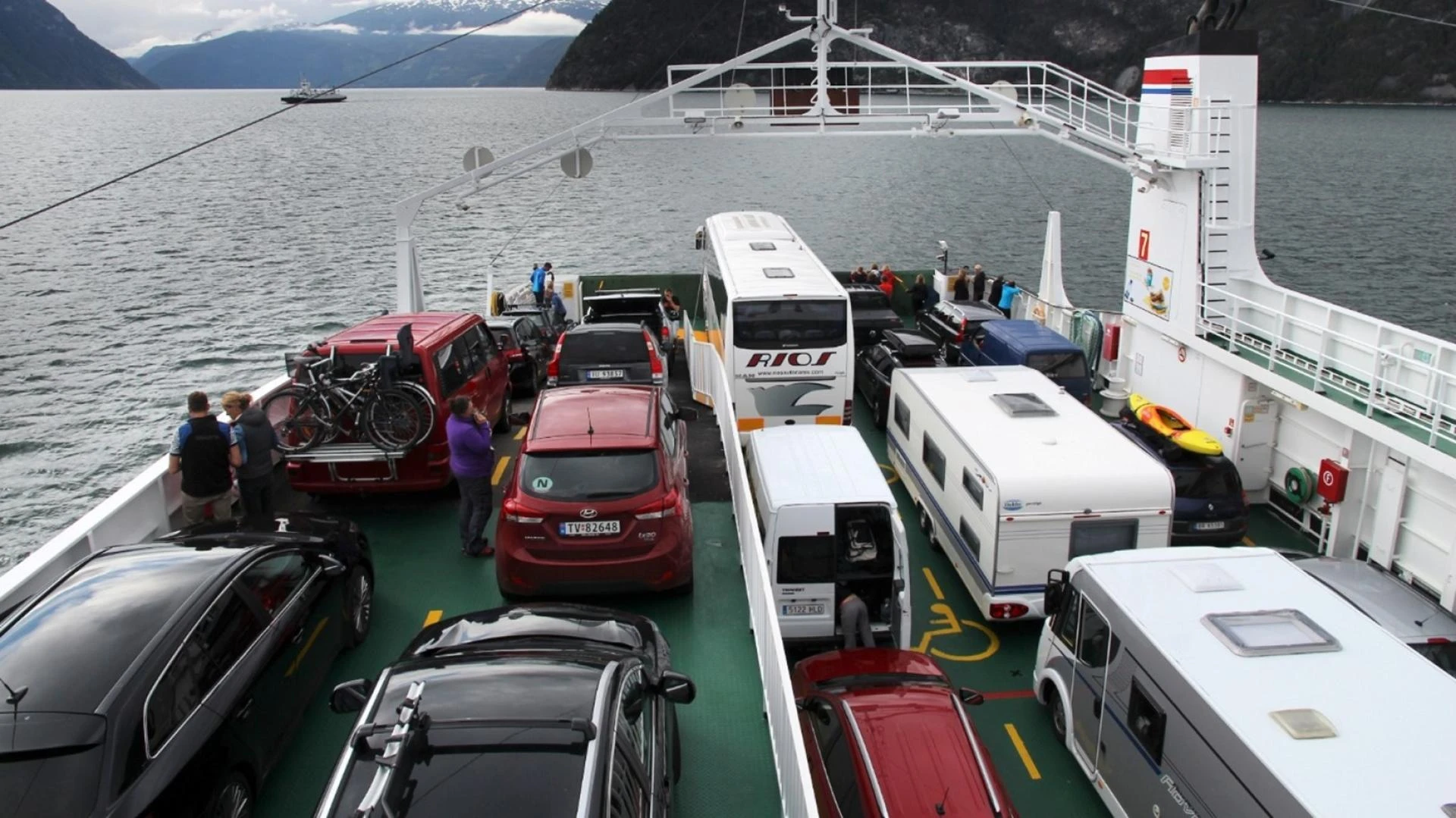 Perks of Shipping Cars from the UK With Auto Importers