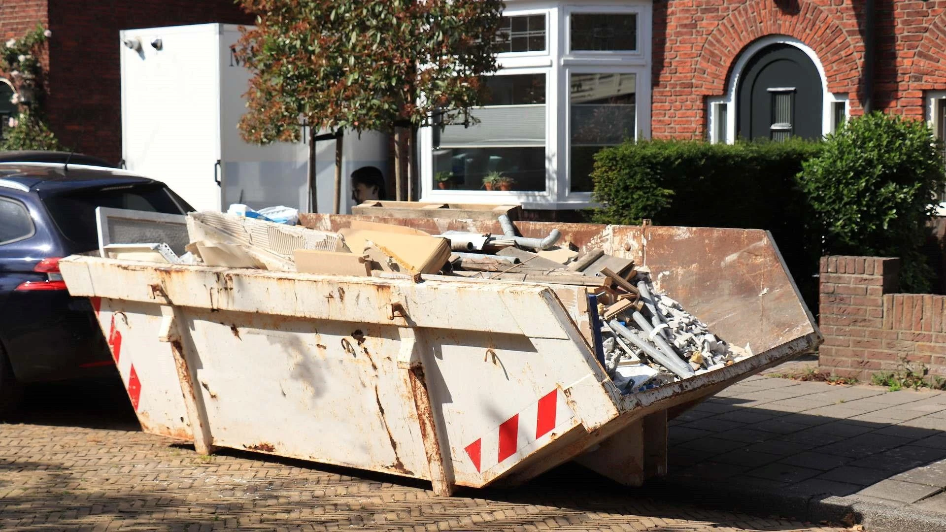 The Pros and Cons of Hiring Skip Bins