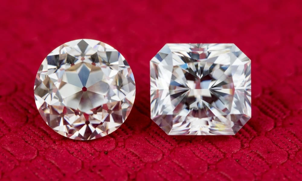 Differential between the moissanite and diamond