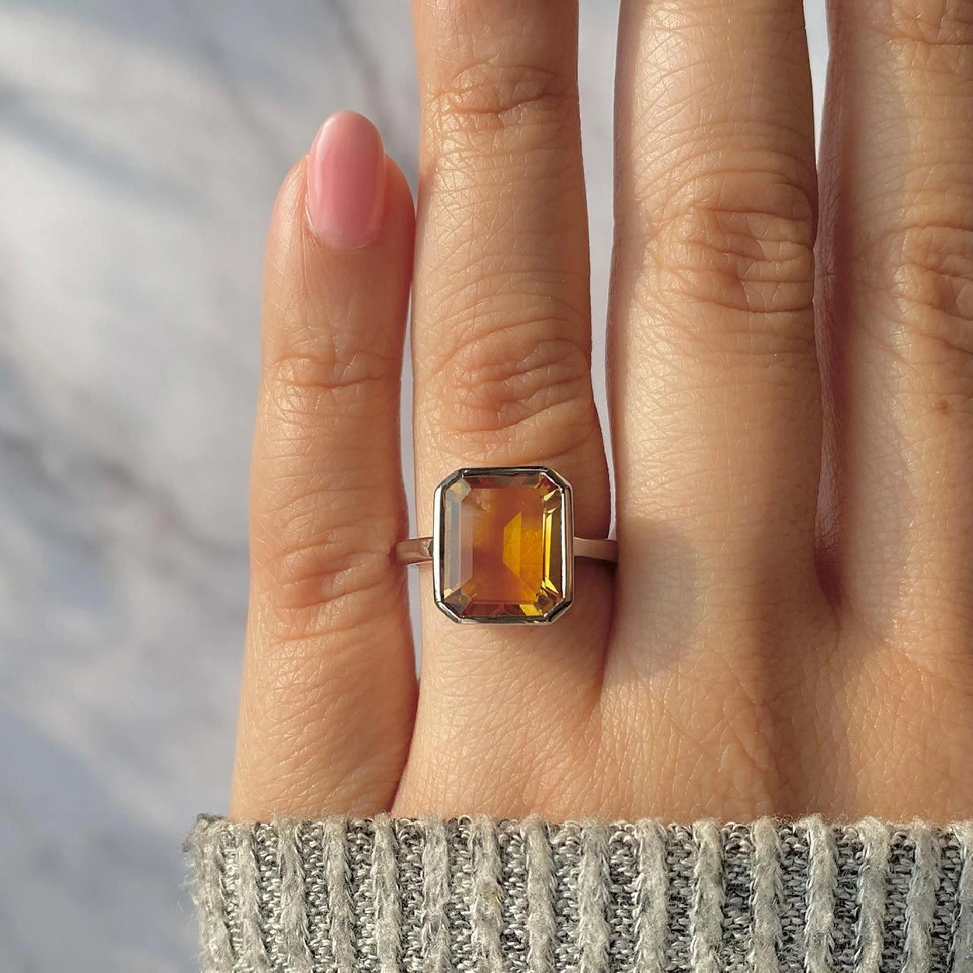 What advantages do citrine jewelry pieces offer?