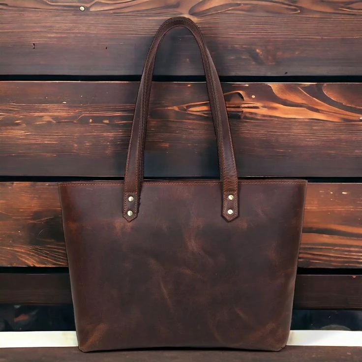 Practical Chic: Features to Look for in a Ladies Leather Handbag