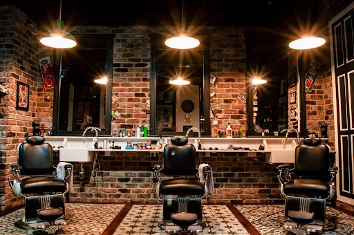 What Sets Men's Barbershops Apart from Traditional Salons?