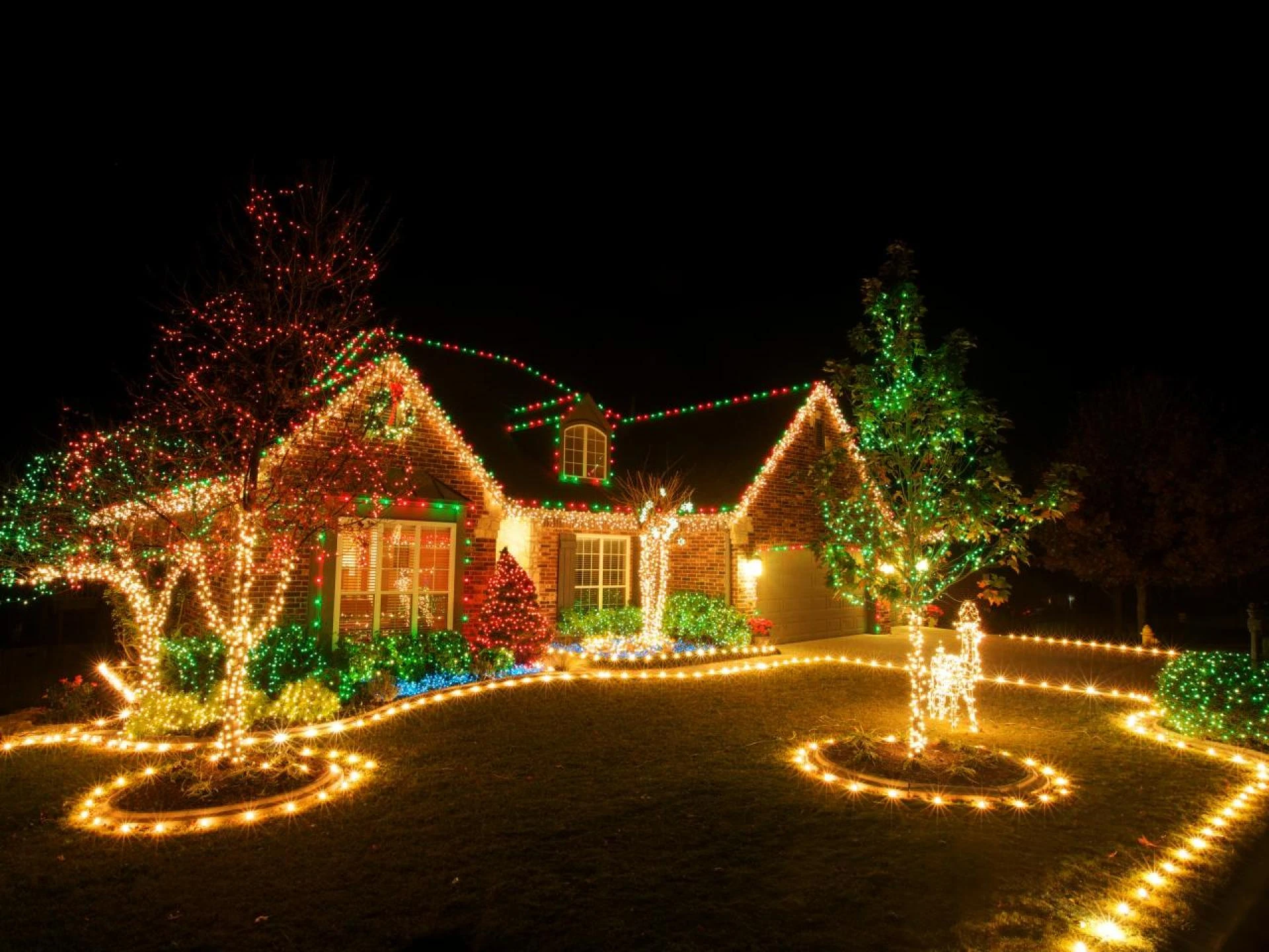 7 Tips on How To Prepare Your House And Yard For Christmas Light Installation