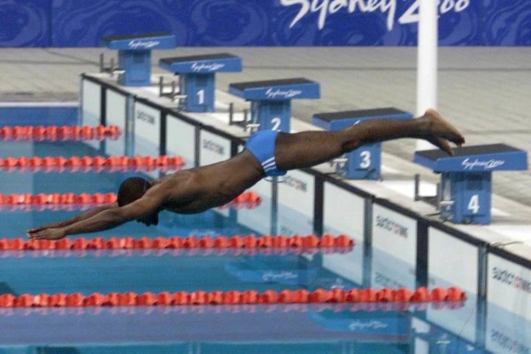 Herói improvável há 20 anos, nadador Eric Moussambani virou referência