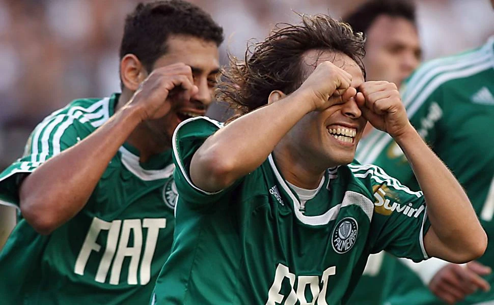 Pau que nasce torto...