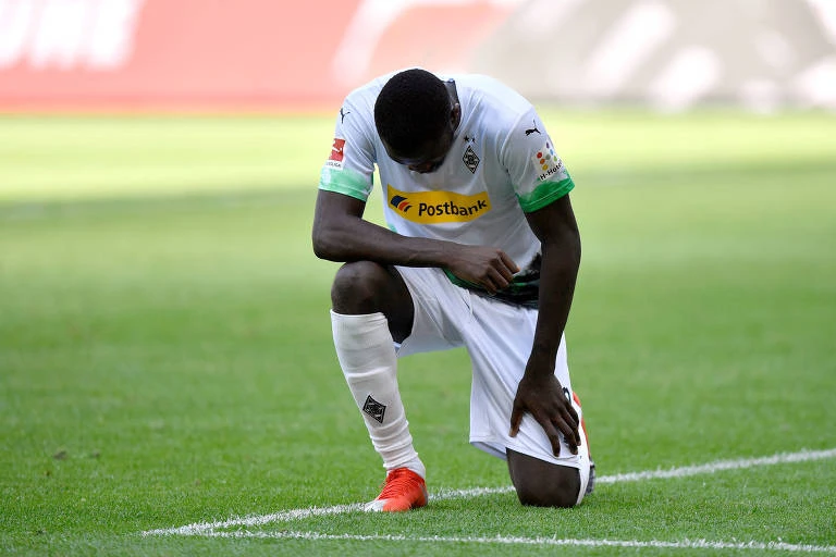 Enquanto atletas se posicionam pelo mundo, no Brasil muitos preferem alienação