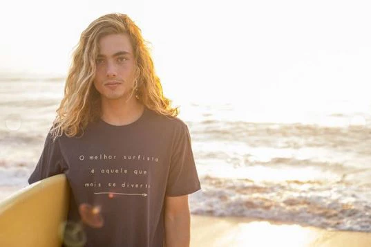 Na onda das lives, marca promove Zaka Kappel, jovem músico da 'surf music'