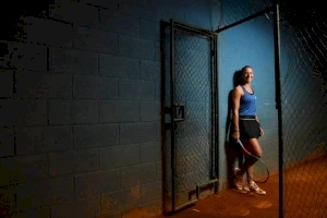 Brasileira tranca universidade nos EUA e vira melhor tenista do país