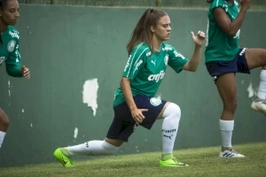 Para atleta surda do Palmeiras, jogar de cabeça erguida é necessidade